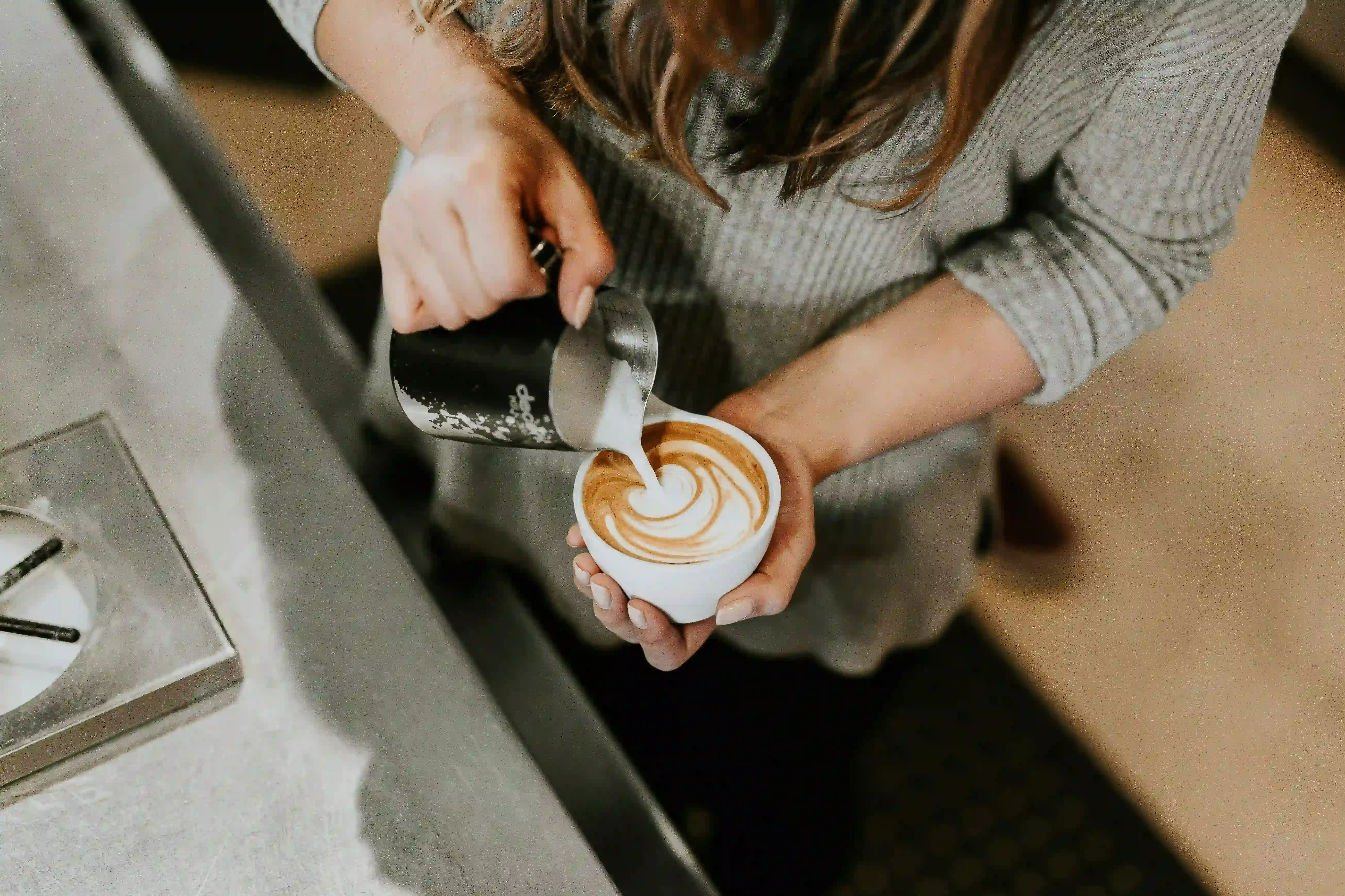 Barista préparant un café de spécialité