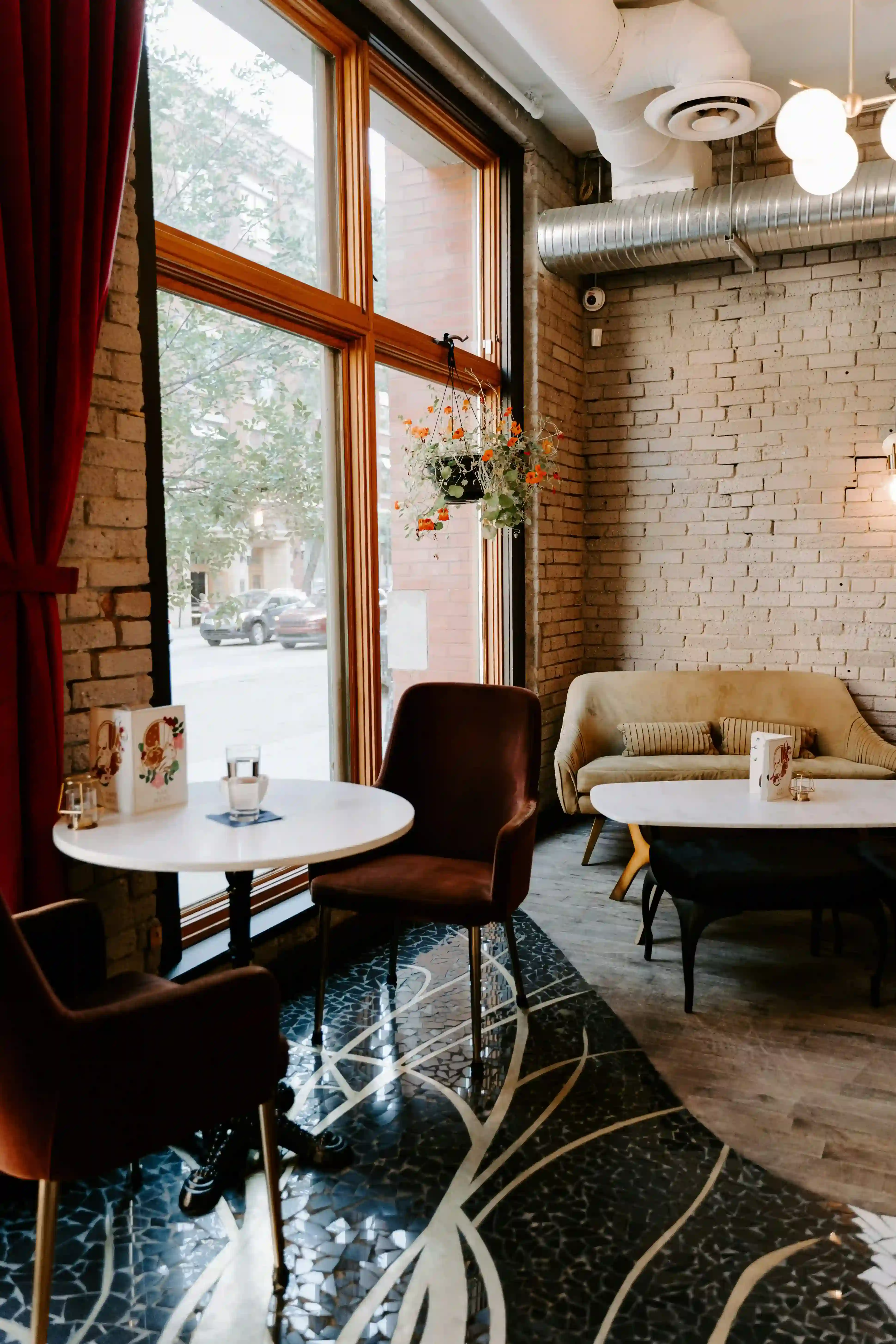 Intérieur du café Le Grain — chaises et tables en bois
